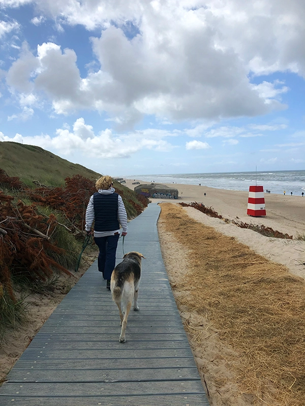 aaron-and-carina-on-the-beach-sondervig