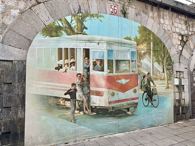 tram-street-mural-hanoi