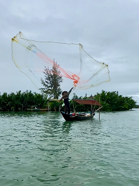 basket-boat-tour-in-hoian-fisherman