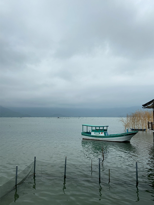 fisher-boat-lap-an-lagoon-from-da-nang-to-hue-via-hai-van-pass