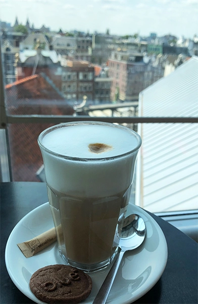 blue-amsterdam-latte-macchiato