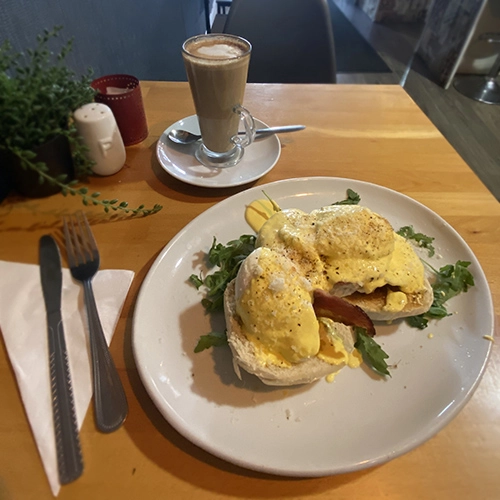 eating-in-ireland-on-a-budget-eggs-benedict