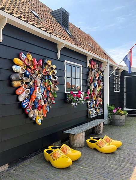 klompenmakerij-zaanse-schans-wooden-clogs-workshop