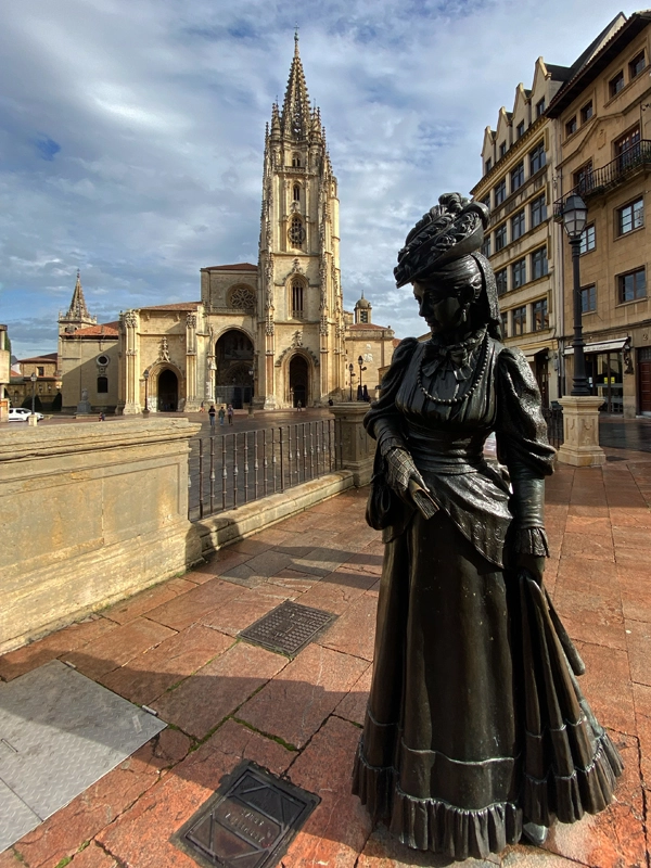 statue-la-regenta-and-cathedral-of-oviedo