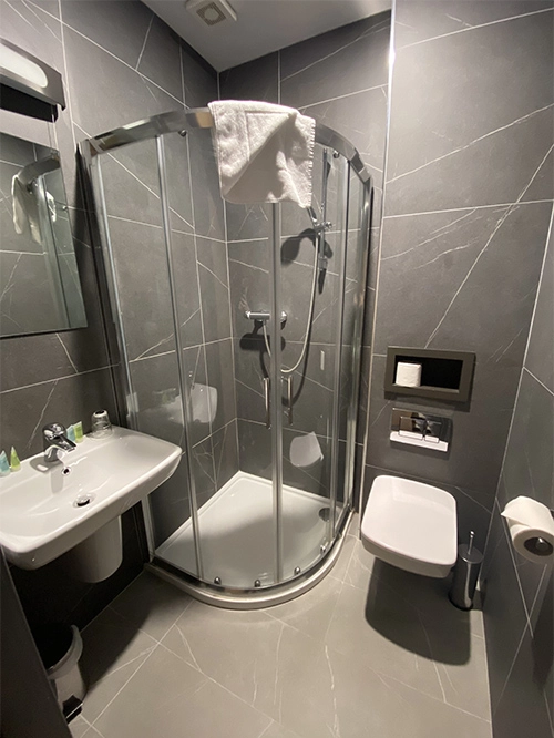 staying-in-ireland-on-a-budget-old-quarter-townhouse-limerick-bathroom