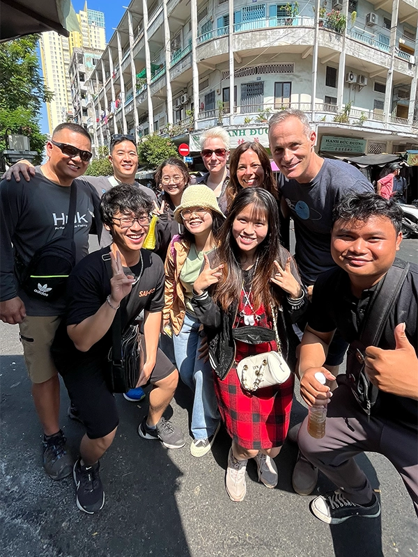 group-picture-breakfast-food-tour-in-saigon