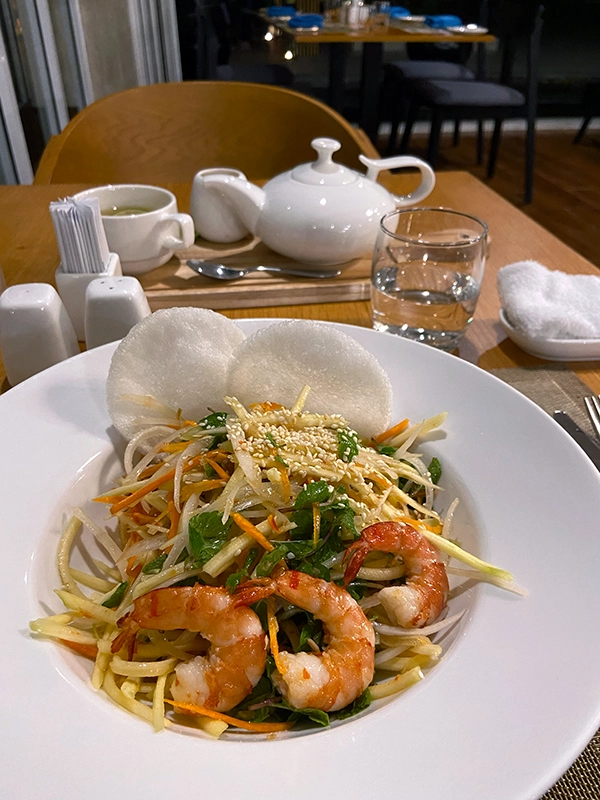 scampi-papaya-salad-lemongrass-restaurant-tui-blue-nam-hoi-an