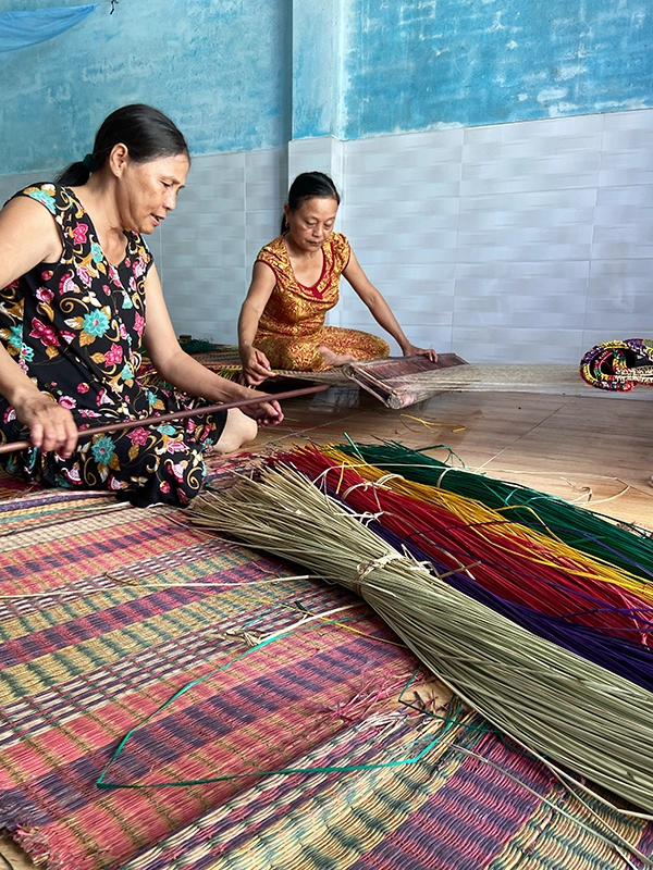 traditional-vietnamese-strawmat-weaving