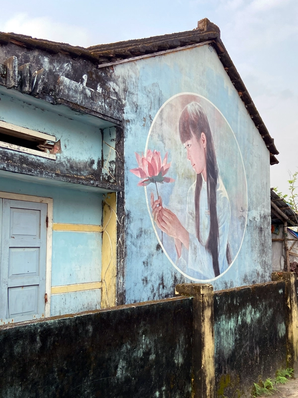 young-girl-ao-dai-lotus-mural