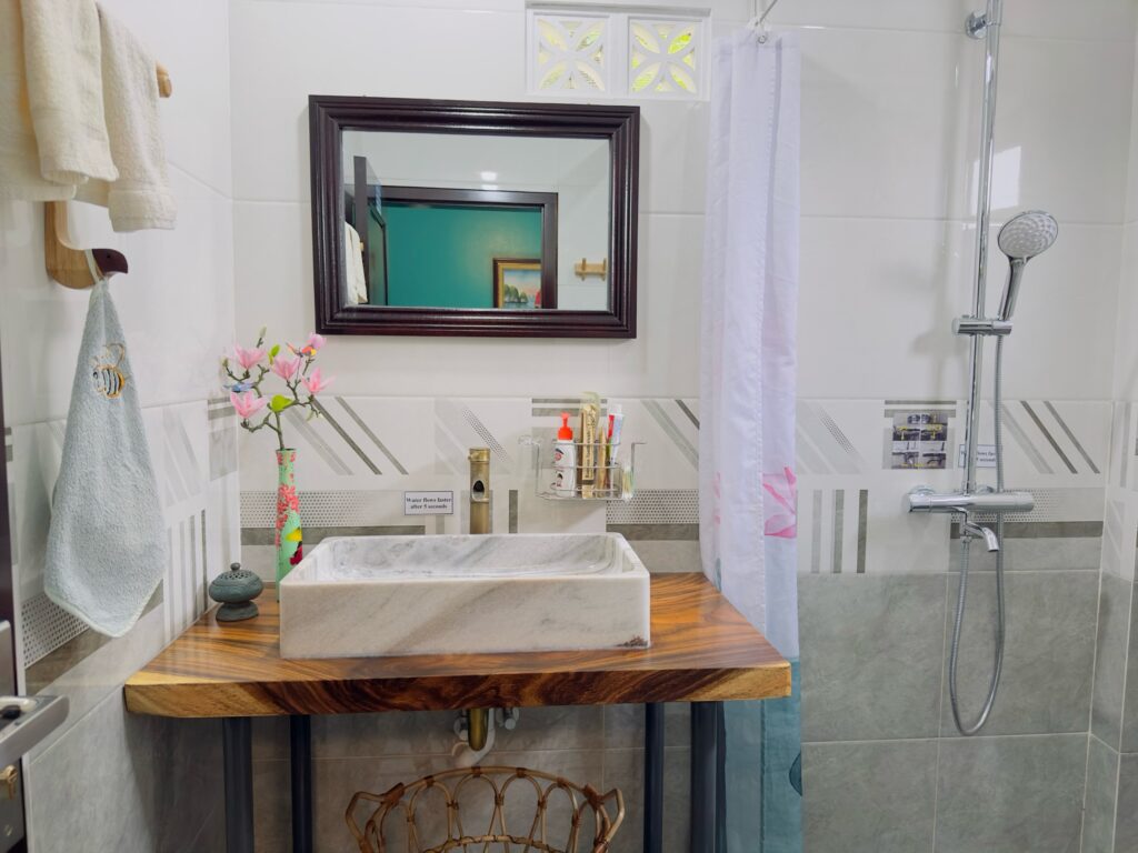 bathroom an homestay cat ba