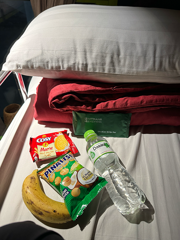 snacks-sleeper-train-hanoi-to-sapa