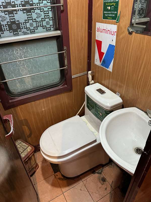 toilet-sleeper-train-hanoi-to-sapa