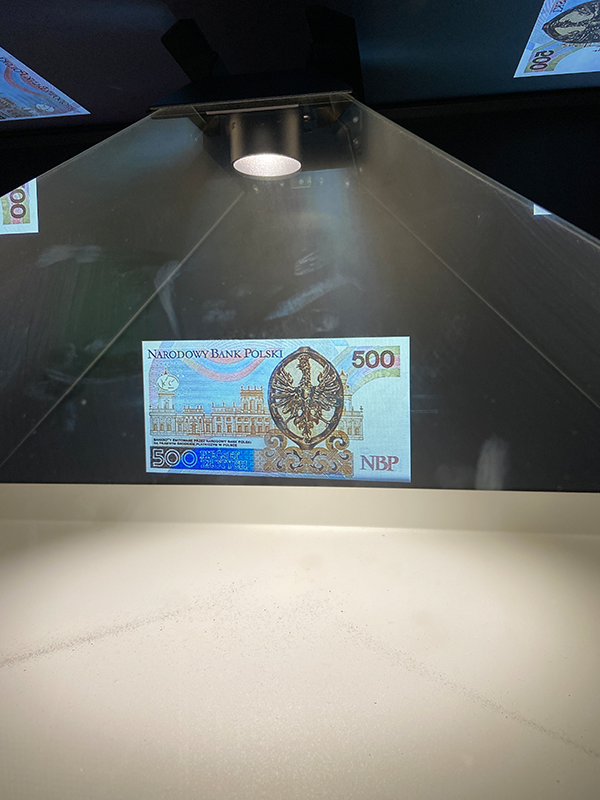 warsaw-money-and-treasury-museum-money-hologram