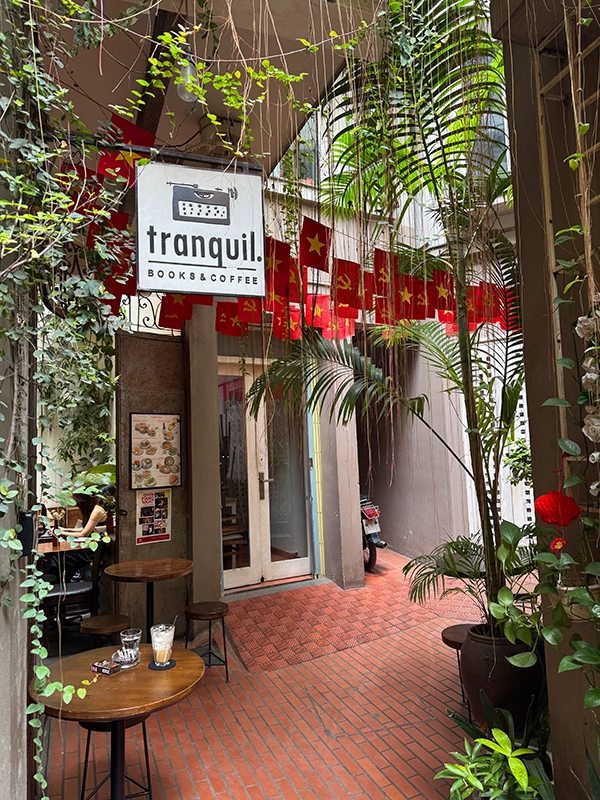 tranquil-books-and-coffee-workingspace