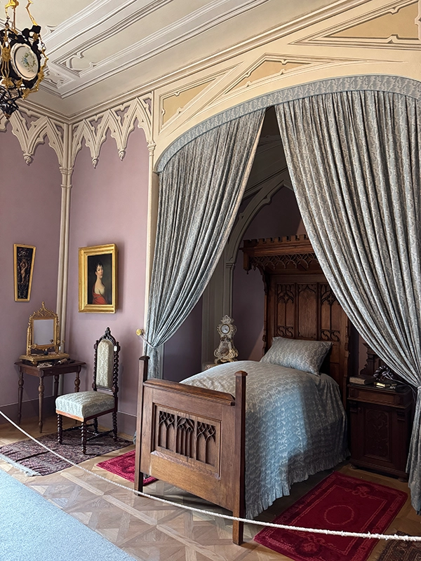 countess-bedroom-castle-bitov