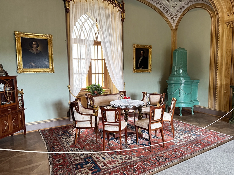 gentlemens-green-lounge-bitov-castle