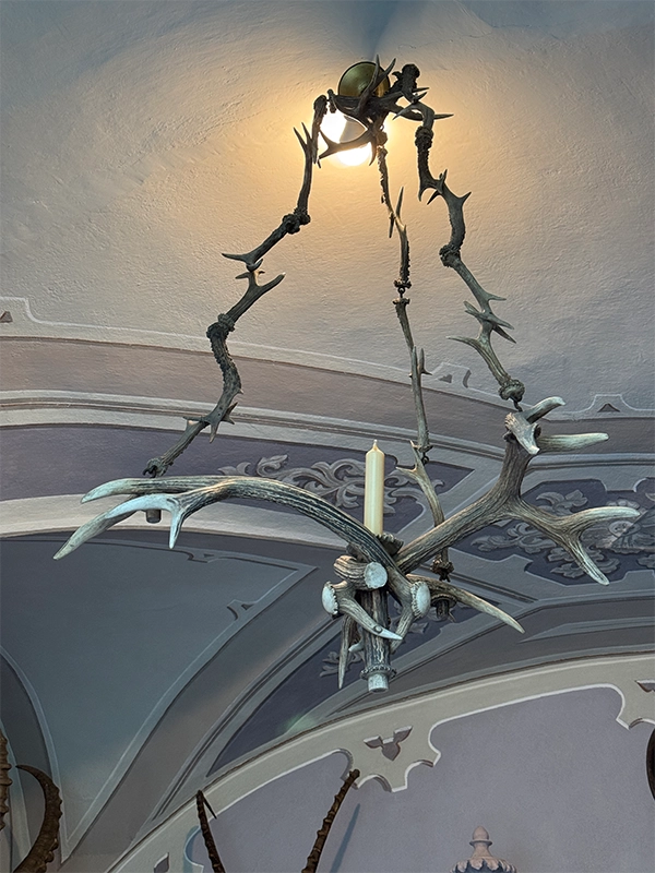hunting-lounge-chandelier-bitov-castle