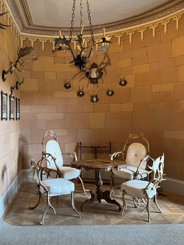 hunting-lounge-seating-bitov-castle