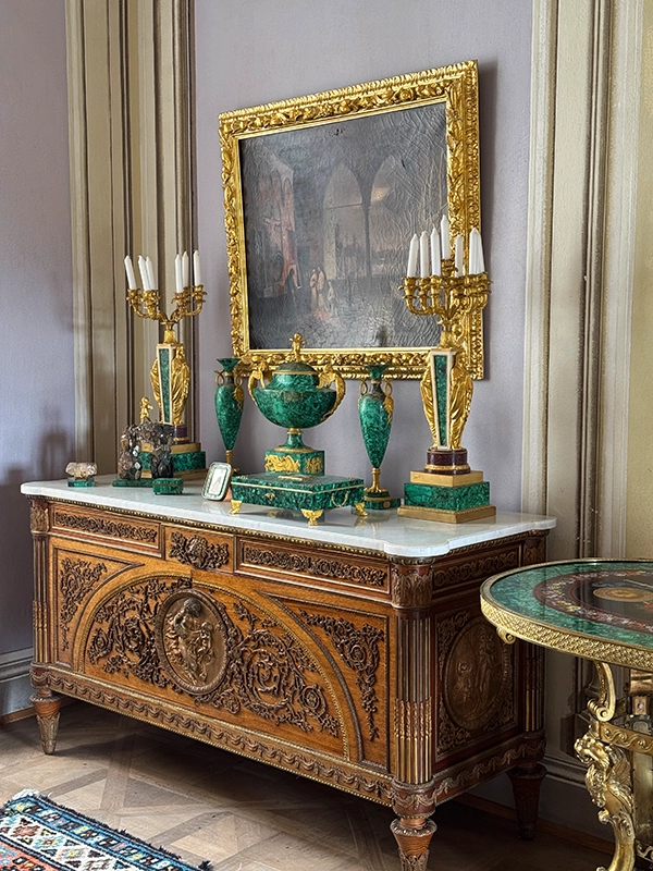 malachite-tableware-visiting-bitov-castle