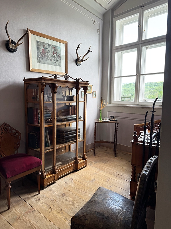 visiting-bitov-castle-study
