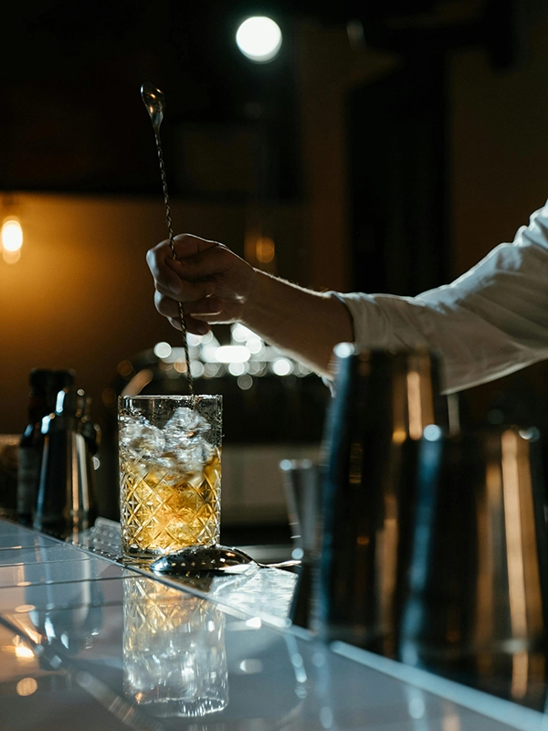 whiskey-cocktail-mixing