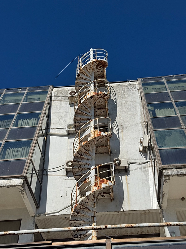 escape-stairs-abandoned-hotel-plaza