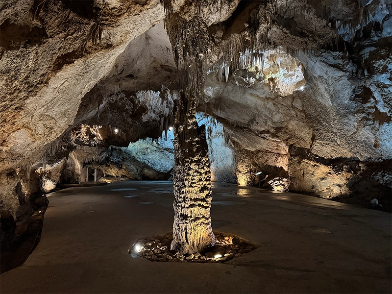 lipa-cave-stone-hall