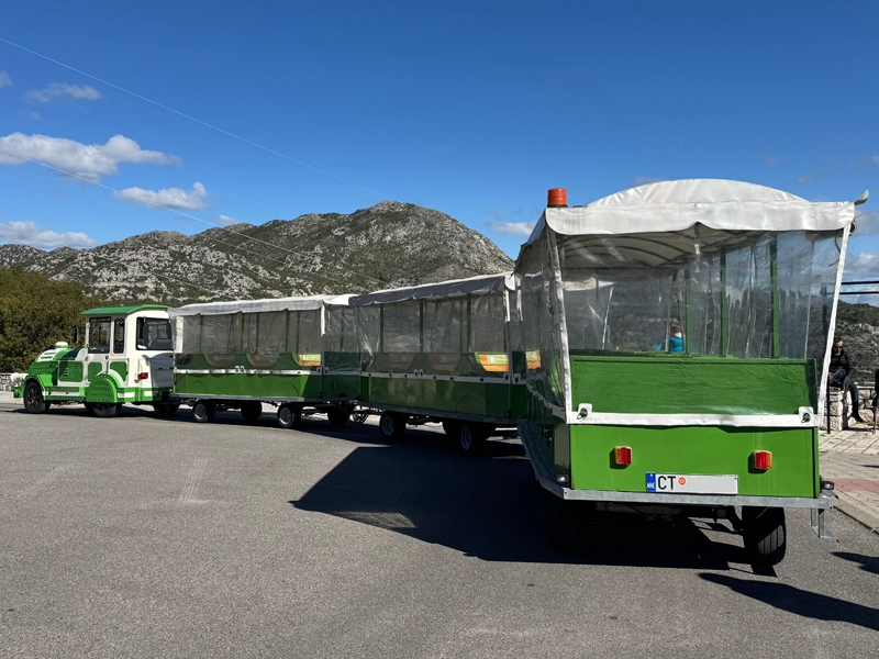 visitor-train-lipa-cave