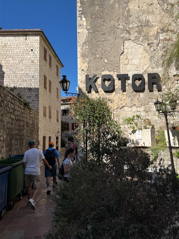 kotor-sign-and-trashcans