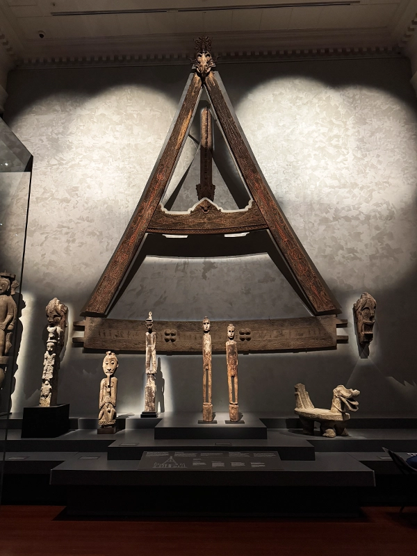 front-point-boat-and-ancient-statues