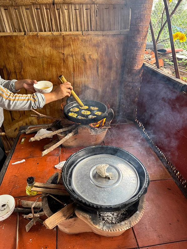 banh-khot-frying