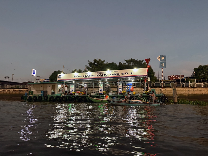 cai-rang-floating-gas-station