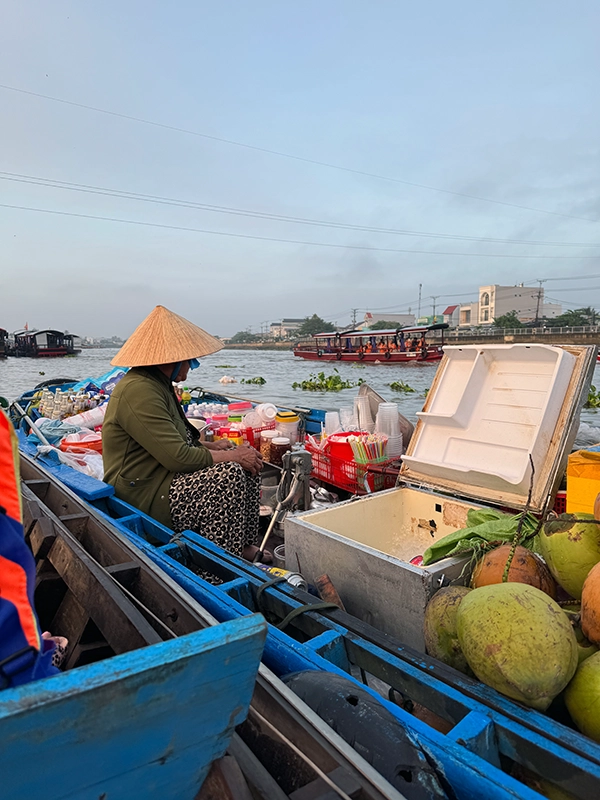 cai-rang-floating-market-drinks-seller