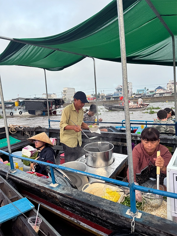 cai-rang-floating-market-soup-seller
