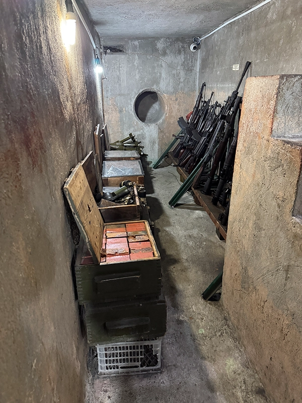 ham-vu-khi-bi-mat-secret-weapon-cellar