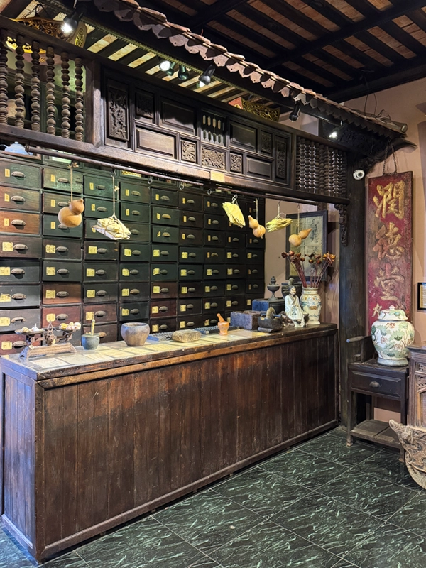 traditional-old-pharmacy-vietnamese-medicine-museum