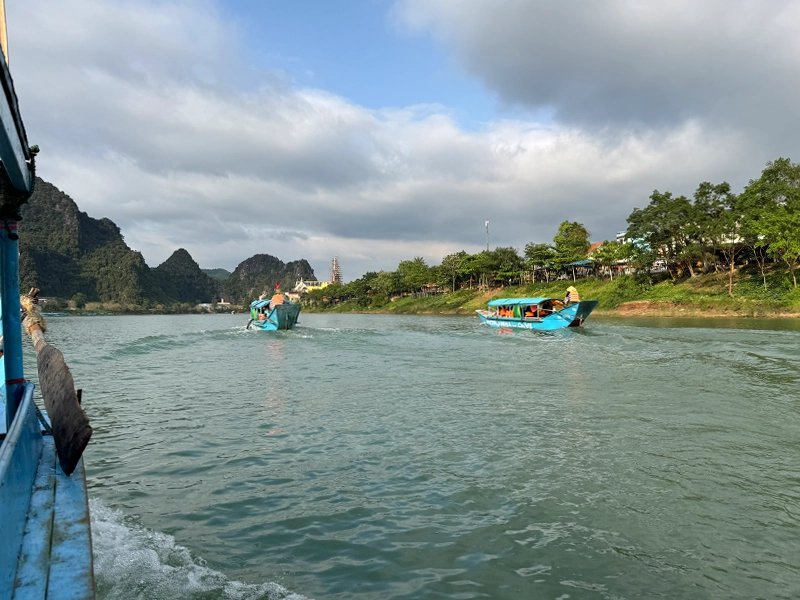 boats-on-con-river
