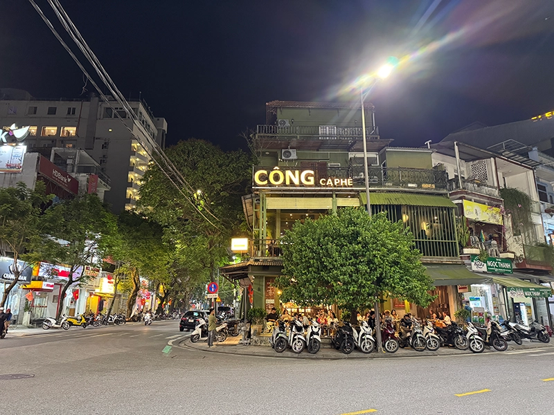 cong-ca-phe-hue-at-night
