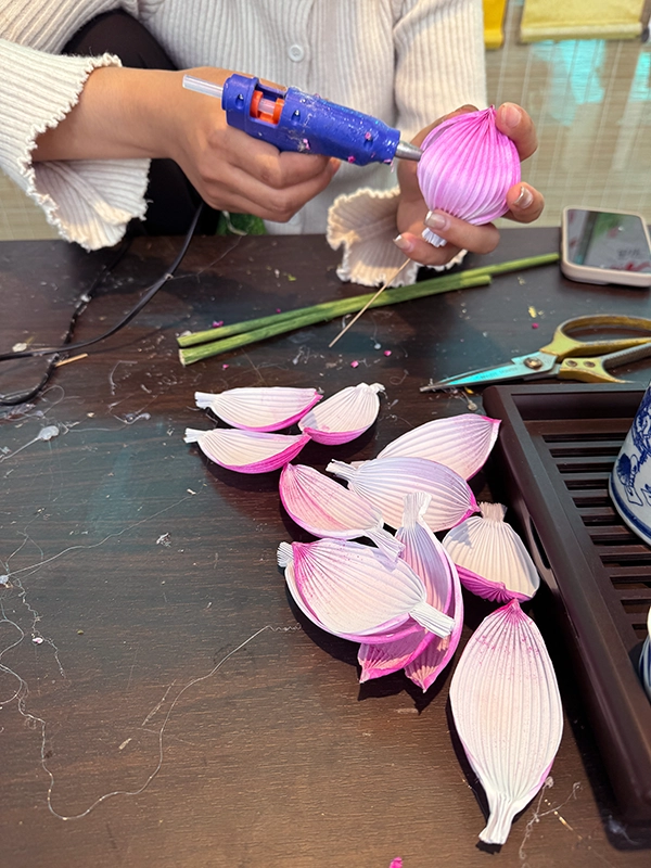 crafting-paper-lotus-flowers-petals