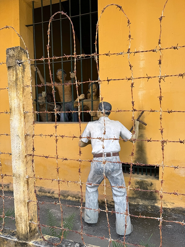 historic-prison-can-tho-men-cells-prisoners-guard