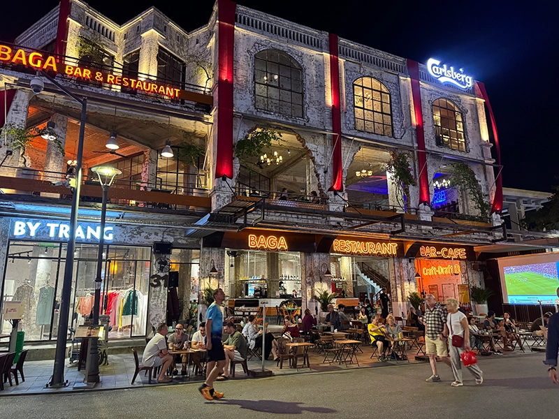hue-walking-street-at-night