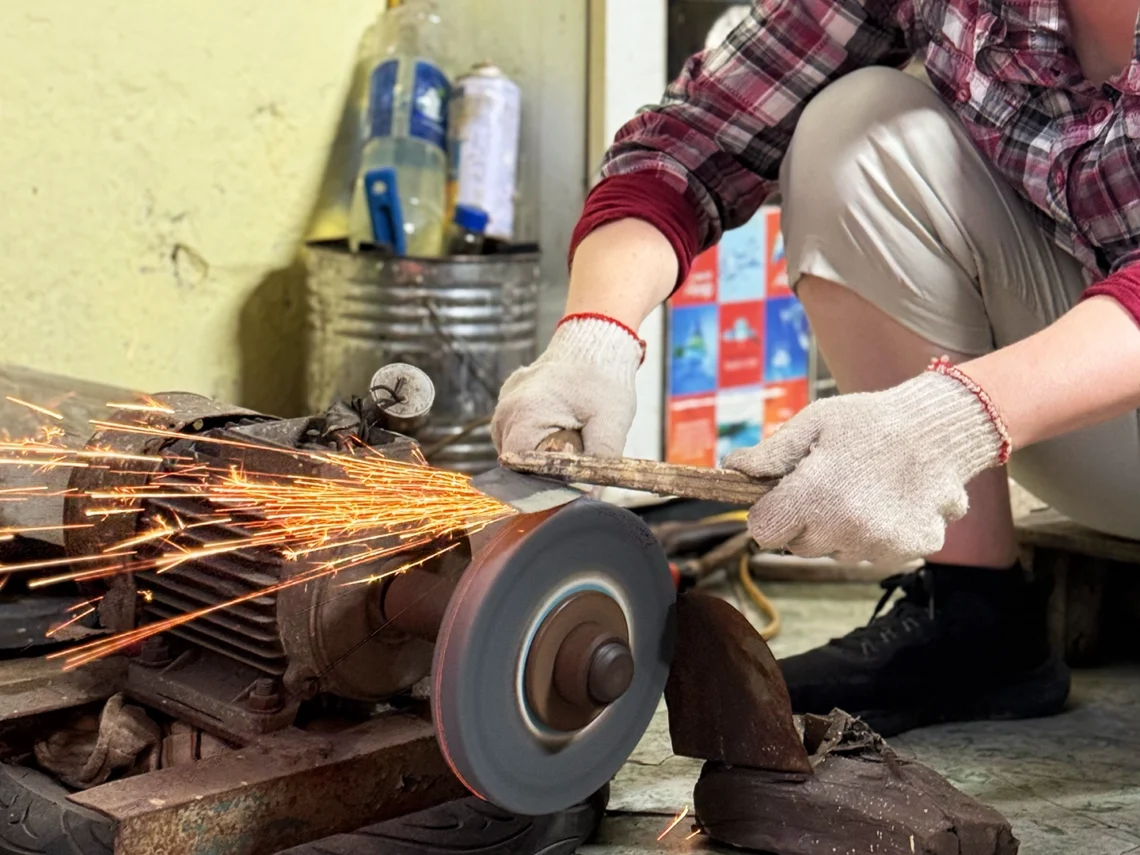 knife-making-workshop-in-hanoi
