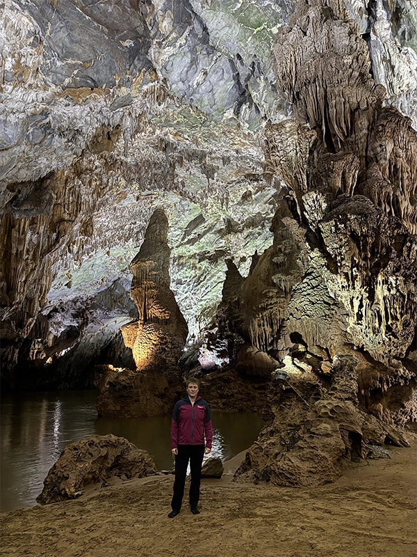 me-inside-phong-nha-cave