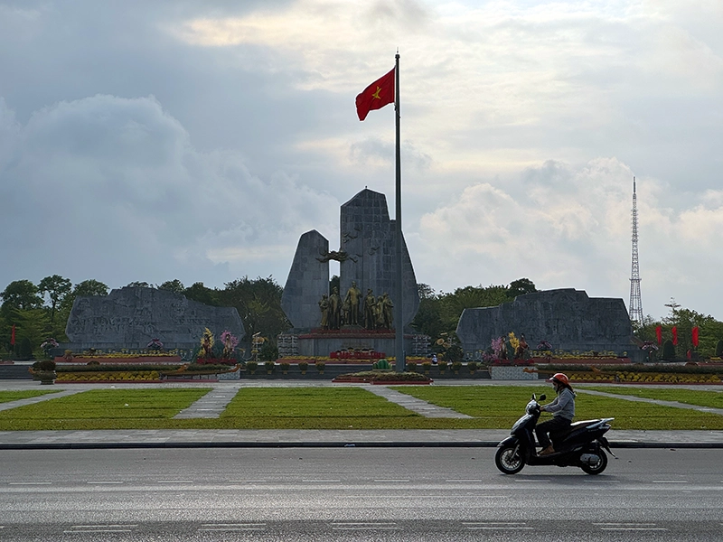monument-of-president-ho-chi-minh-with-the-people-of-quang-binh