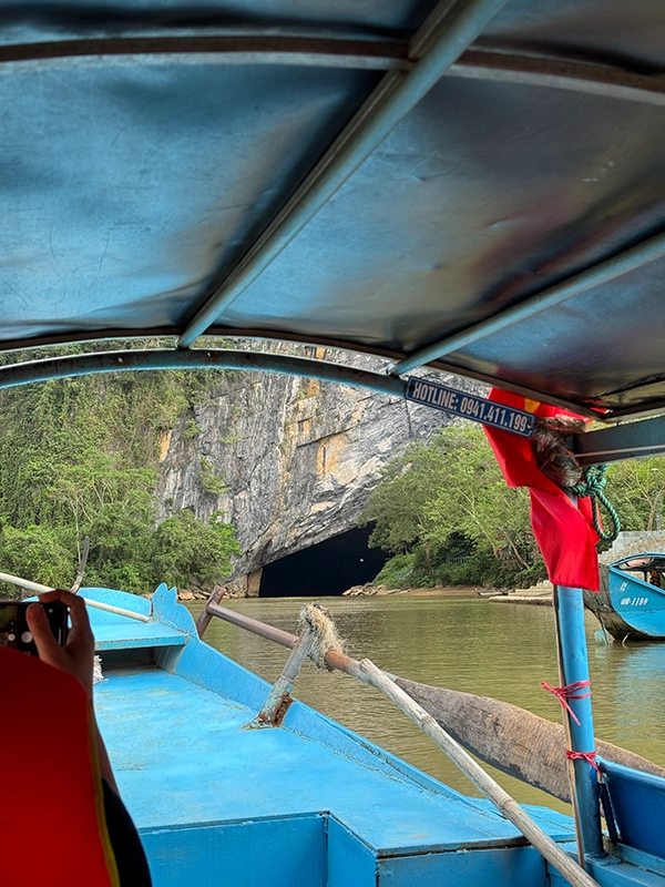 phong-nha-cave-entrance-by-boat