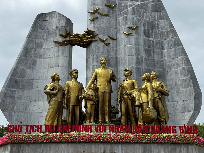 tuong-dai-bac-ho-voi-nhan-dan-quang-binh