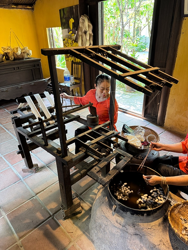 extracting-silk-from-silk-cocoons