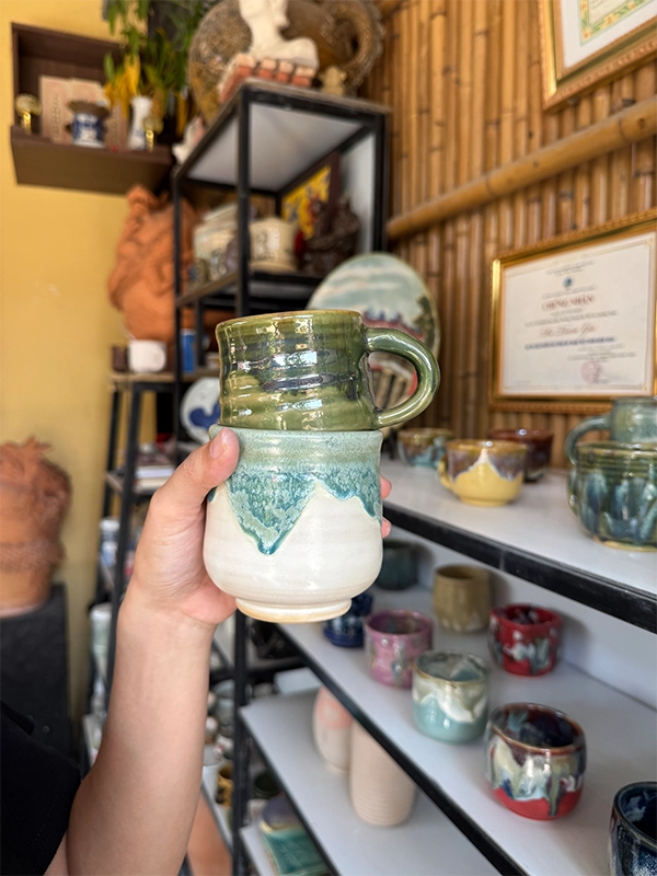 picking-glaze-from-the-pottery-shop