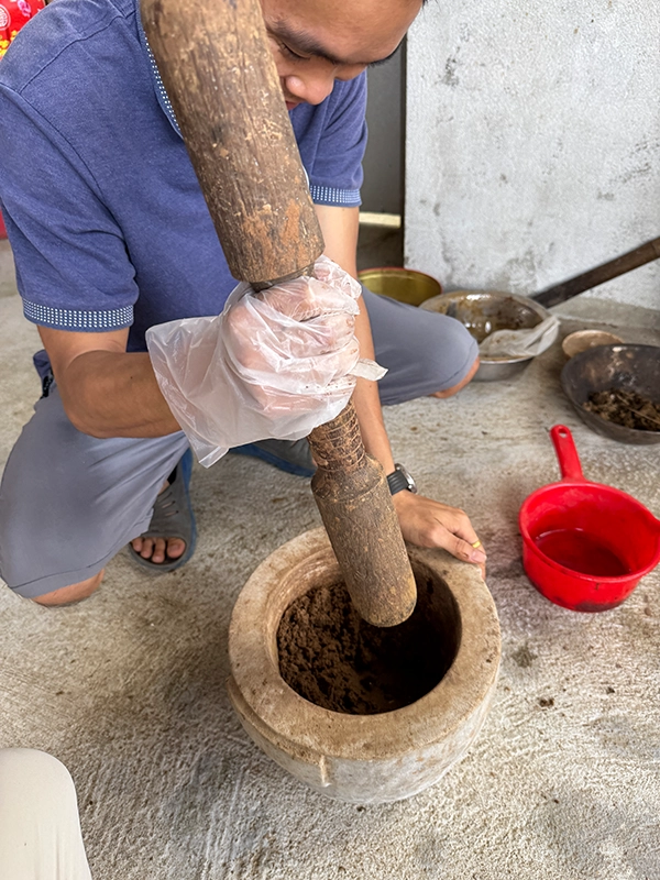 pounding-the-incense-powder-to-homogenise