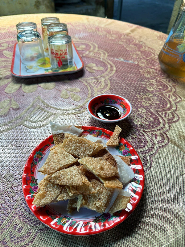 ricepaper-workshop-eating-ricepaper-cracker